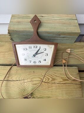 Vintage General Electric Wall Clock. Model 2155. Works.
